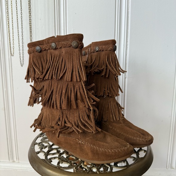 Minnetonka 3 Layer Brown Fringe Suede Moccasin Boots - Picture 3 of 7